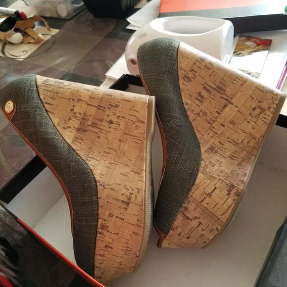 Guess Wedge Platform Heals in Size 9 1/2 M - Picture 8 of 13